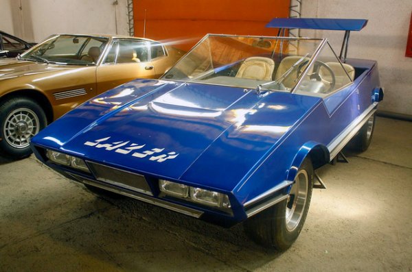 Роудстър, плажно бъги или лош подарък за жена ви? Всичко е Panther Lazer. Бил е поръчан от канадец като подарък за жена му, но по някаква причина тя го отказа. Може да се досетите - нелепо задно крило, странно триместно оформление на кабината и клинообразно тяло. Само оборудването от седана Jaguar XJ12 с независимо окачване и двигател V12 5.3 не е за оплакване.

След връщането на автомобила в Англия, Panther Lazer е продаден на младия Реза Пахлави, престолонаследник на държавата Иран.